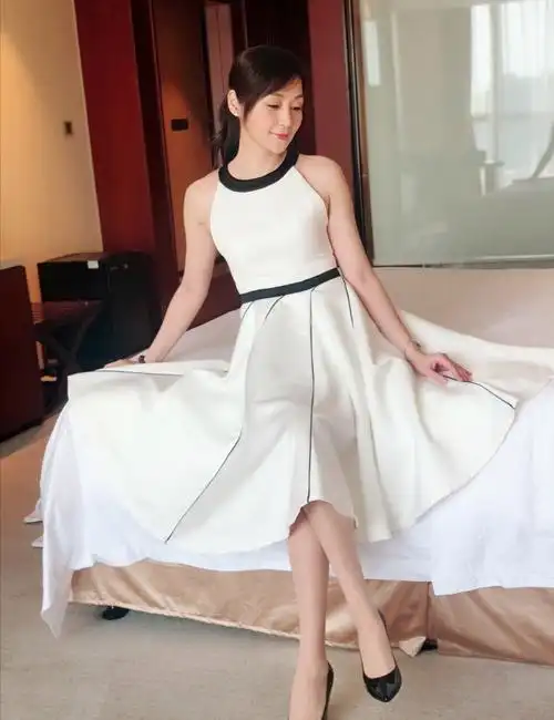 原创万绮雯身材窈窕穿裙子宛如少女1米5大长腿好吸睛