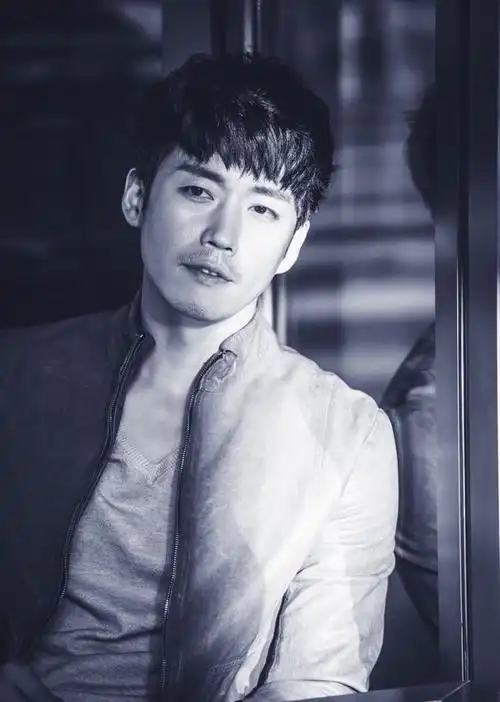 韩国男星花样太多,44岁张赫红过就好,守着老婆孩子演演戏|演员|金秀路