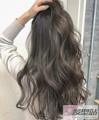 长发女生大波浪卷发发型妩媚迷人显气质女神范十足