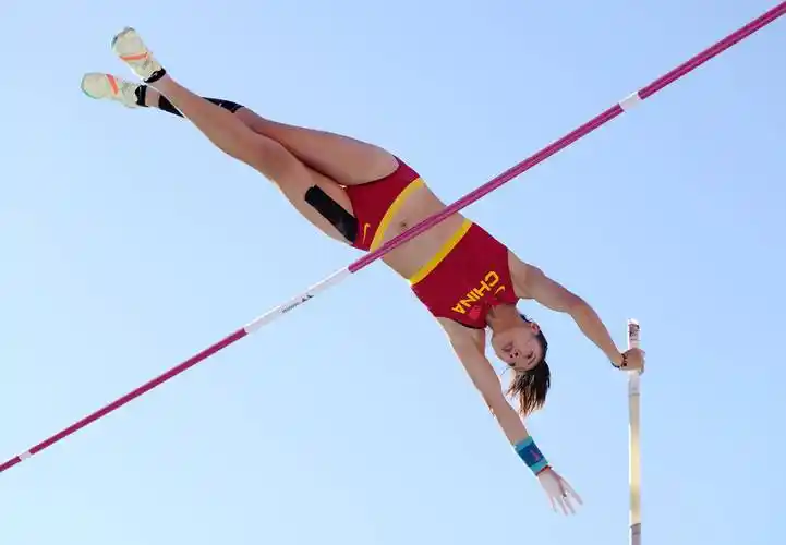 女子撑杆跳高决赛徐惠琴获第13名