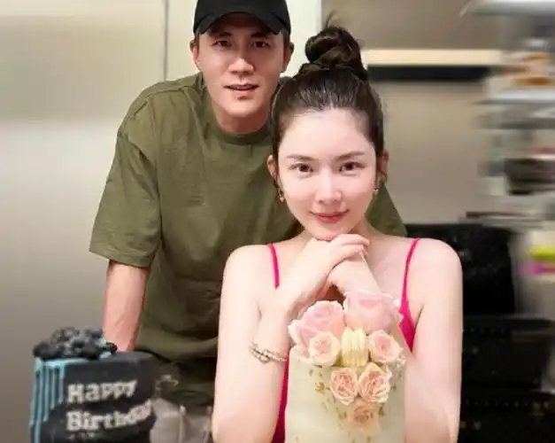 王灿晒杜淳视角与女儿亲吻照1岁小蛋饺吃小手和衣领好软萌