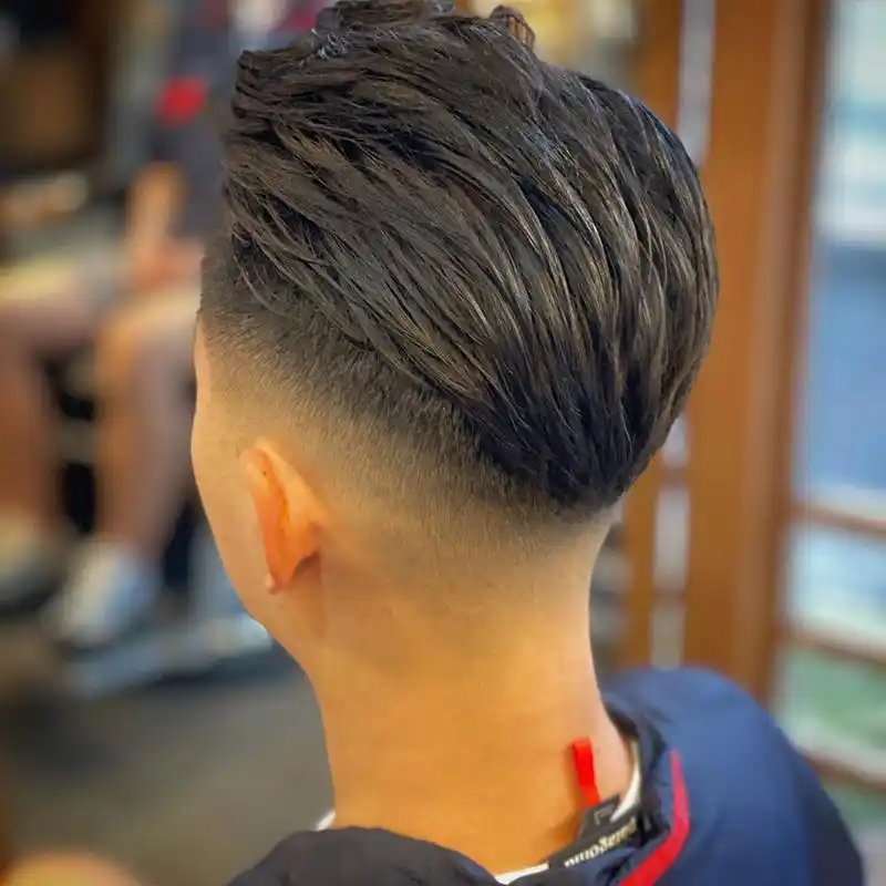 对于年轻一点儿的男士可以选择三面光搭配顶部碎发不连接,三面推光