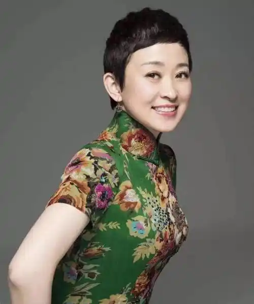 原创张铁林55岁女友近照曝光气质出众风韵犹存自曝身家过亿