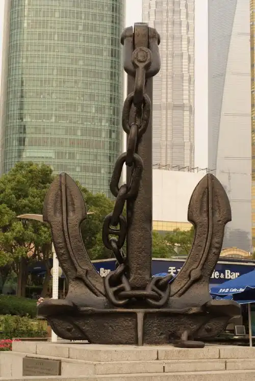 滨江平台上的大铁锚