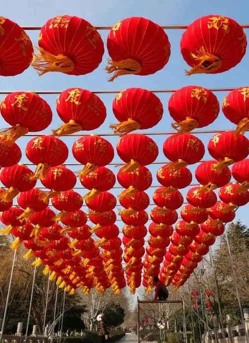 贴春联 挂灯笼 红红火火迎新春