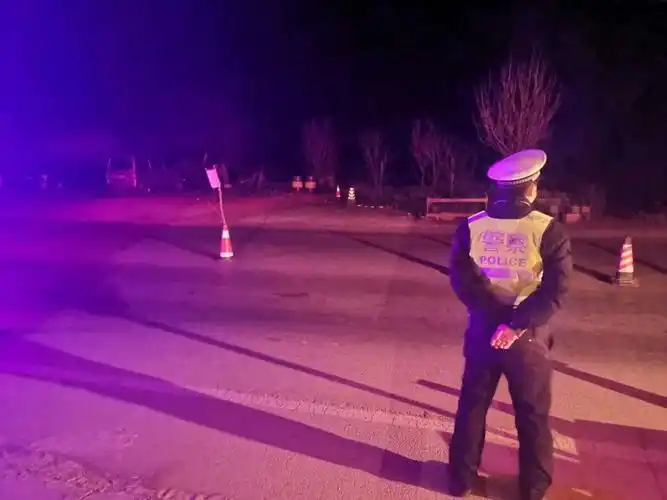 夜里,交警蜀黍在各大路口等你!_夜间