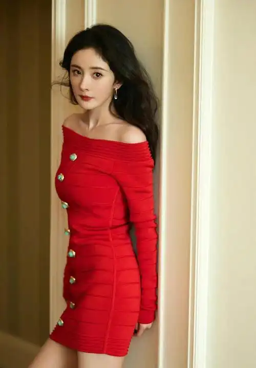 作为一直走在时尚前沿的女明星,杨幂每一次的穿搭造型总能让大家眼前