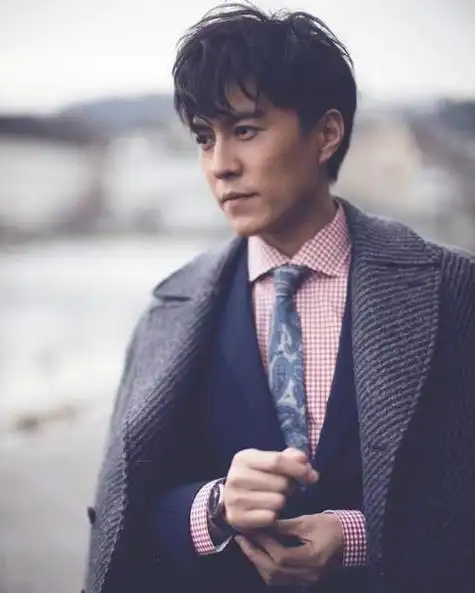 靳东30岁后的发型告诉我们:"方脸大叔的帅气得靠留对发型体现"