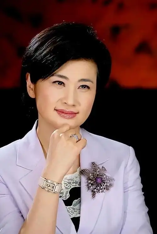 5月20日,凤凰卫视知名主持人吴小莉晒出一组照片,罕见曝光老公和女儿