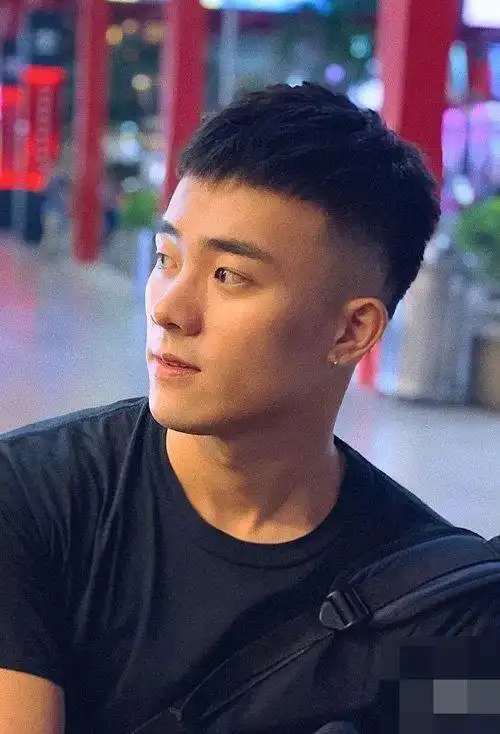 两侧头发部分是精心做出,拥有着古典美的男生短发造型,帅气潮度较好