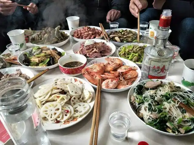 初三亲戚齐聚一堂大人喝酒小孩玩手机还有远方的客人唱山歌