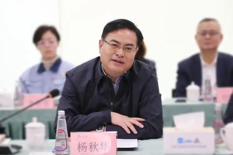 会议由市人大常委会委员,教科文卫委主任委员徐建光主持.