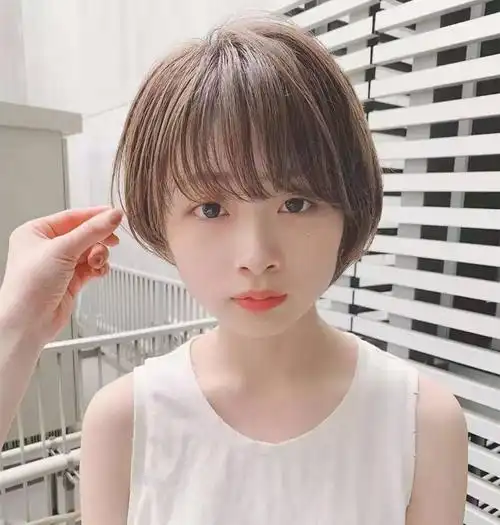 随意自然的短波波,也是一款非常适合圆脸的短发发型.