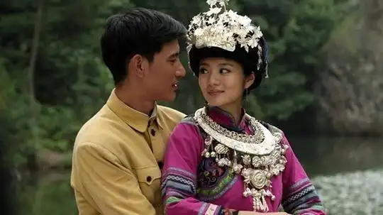 小分队赶到岩滚家,岩滚已经将田大榜和四丫头锁在屋子里