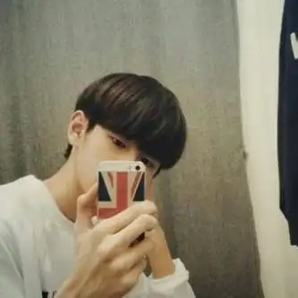 真人帅气好看拿手机男生头像