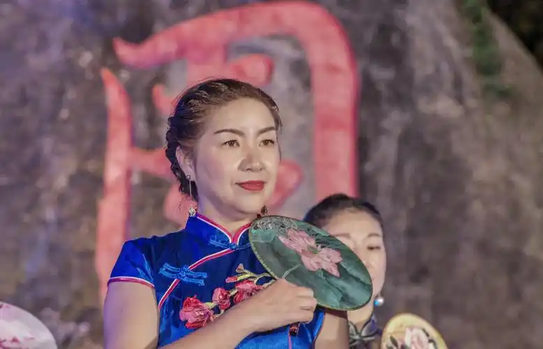 时尚大妈秀旗袍