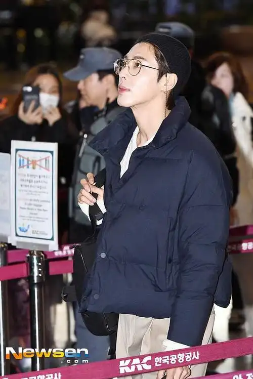 吹爆出道15年33岁的郑允浩今日机场!