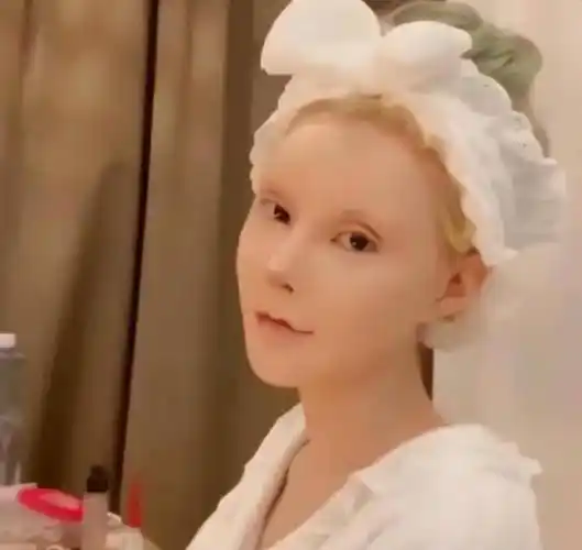 迪丽拉:为变"芭比娃娃"去整容,五官夸张,卸妆后不忍直视_模样_鼻子