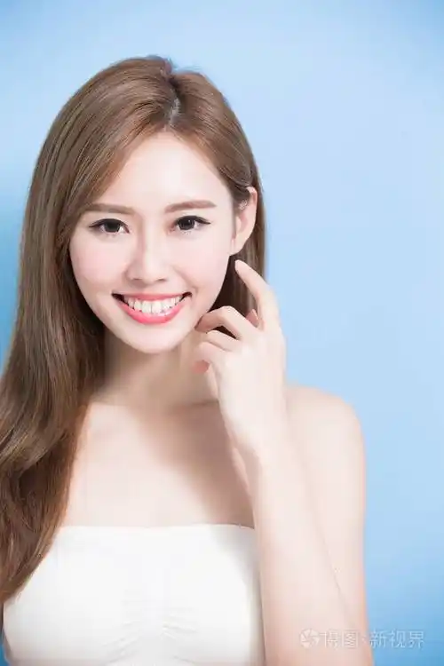 美艳的女人笑的很开心