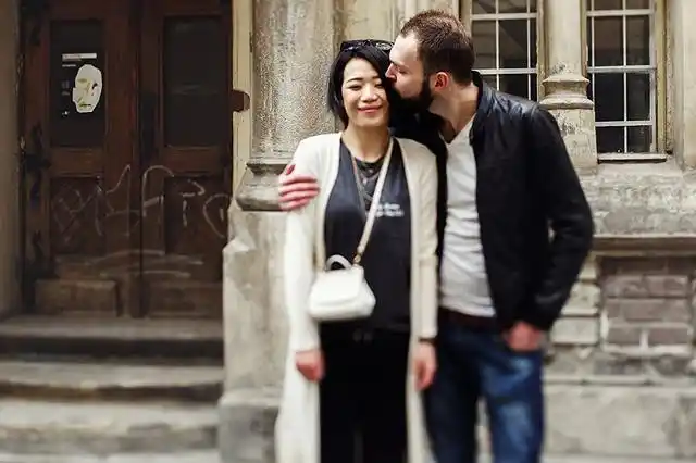 越来越多中国姑娘嫁给老外,当心遇到这2种人,遇见可能耽误终身