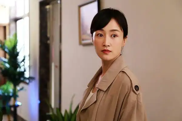 她叫赵子琪(原名:赵琳),毕业于中国传媒大学播音主持专业,和李湘是