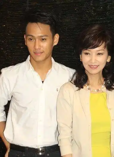 66岁赵雅芝携儿子拜年,鸽子蛋钻戒抢镜,母子同框酷似姐弟_母亲_影响