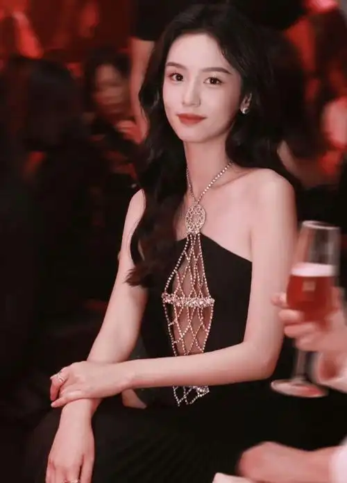 重庆美女周也,五官和骨相真的都很精致,名字很独特