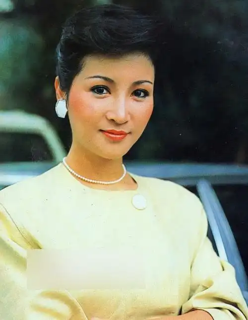 狄波拉29岁生谢霆锋带两任丈夫一起聚会当众亲吻前夫不避嫌