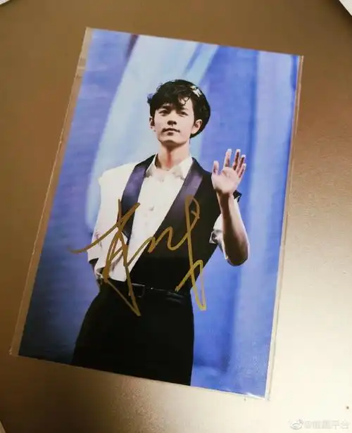 【肖战亲笔签名照1张!】抱着回家好好看!