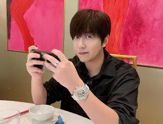 mr白冰虎牙首秀三大名场面,豪车接送是开胃菜,最后一个女粉爱了