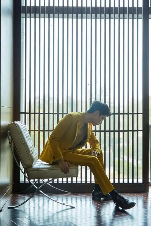 于朦胧金鸡百花奖造型 明黄色西装简约绅士