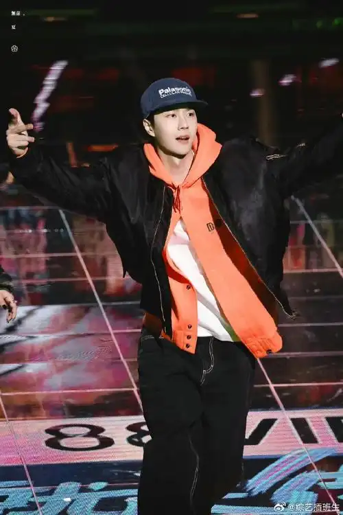 王一博吐舌头帅麻了##王一博鞋带系腰上