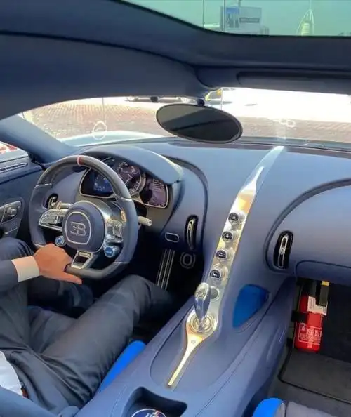 男人开车哪个姿势最帅?