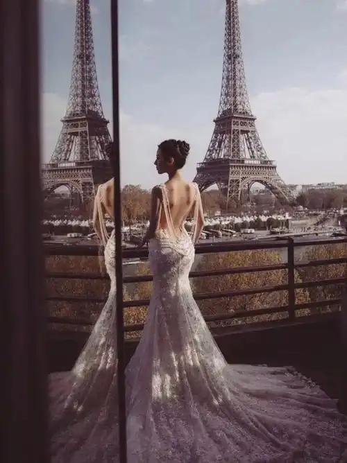 一个简单的背影也展现着挡不住的好身材和体态美,雕塑纤美玉臂,天鹅颈