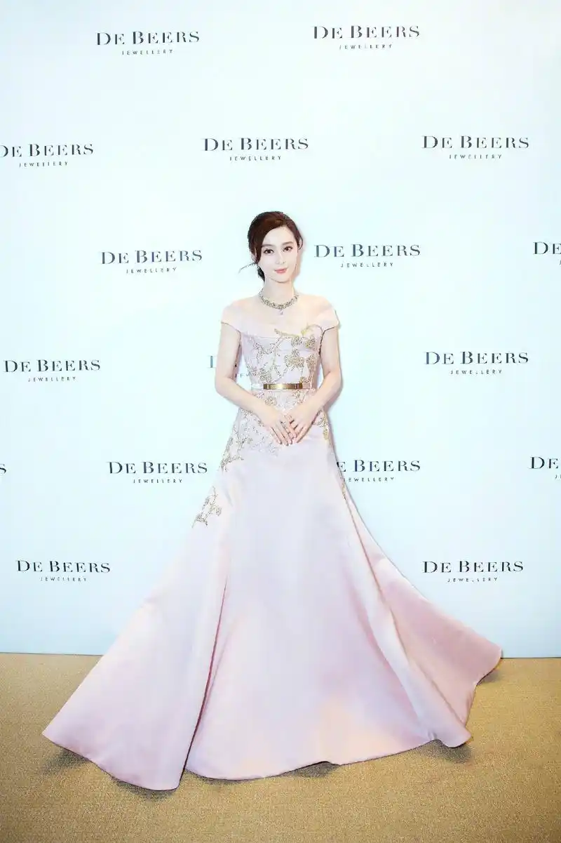 范冰冰瘦身成功,穿白裙踩20cm"细针"显高挑,仪态大方气质优雅