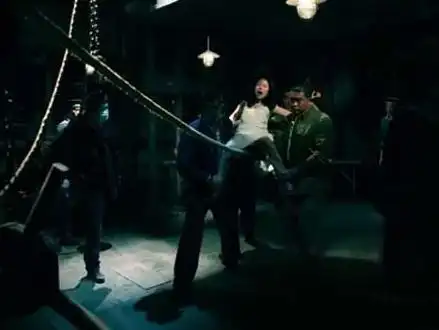 酷刑五:腐蚀液铁索受刑人:周迅《风声》施刑过程:在《风声》诸多酷刑