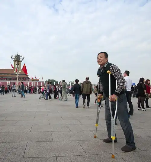 心愿<br rel=auto>终于来到天安门,这位拄着拐杖艰难行走的男人