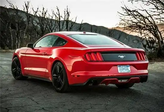 这个野马野就是mustang,这一辆车作为我们平民的跑车,在美国的地位和