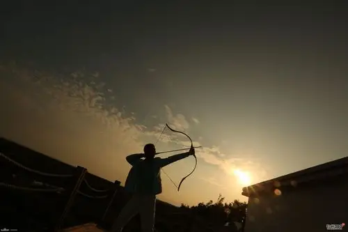 拍婚纱照玩弓箭