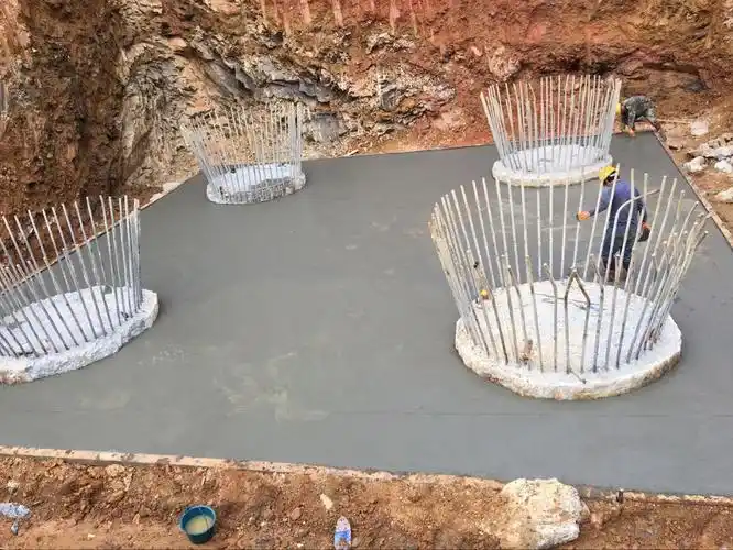 由于前期准备充分,基坑开挖,桩头处理,垫层施工都比较顺利.