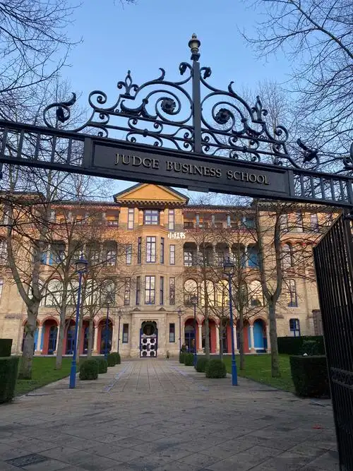 和朋友一起来参观剑桥大学judge商学院啦!