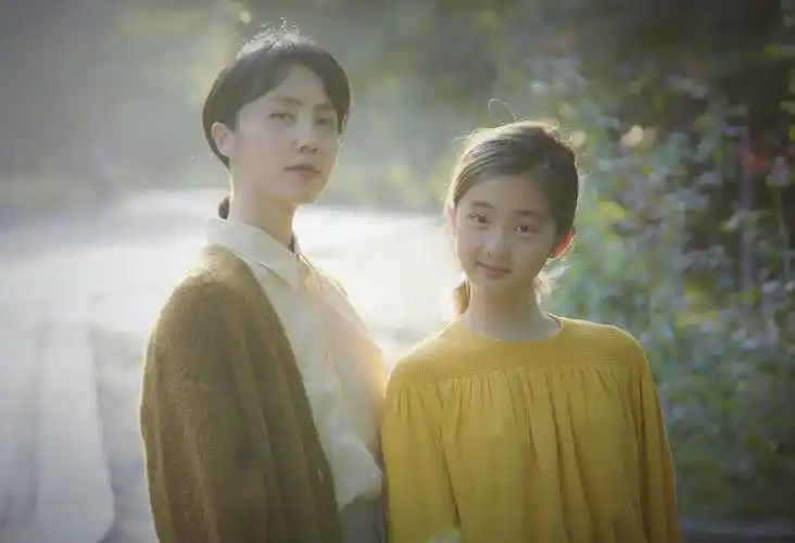 原以为lucky是最像妈妈的星二代,看到14岁多多,这才是复制粘贴_孙莉