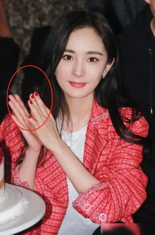 杨幂出席新电影路演有谁注意她的手指甲真的可爱到爆