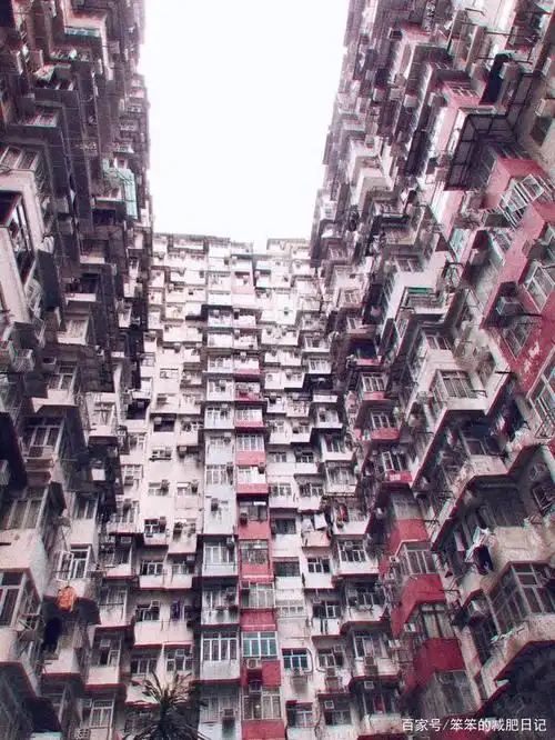 传统的老式香港唐楼,密密麻麻的住户