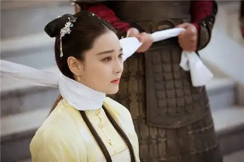 在古装剧中,我们常会看到皇帝要赐死某个大臣,一般都会赏他三尺白绫