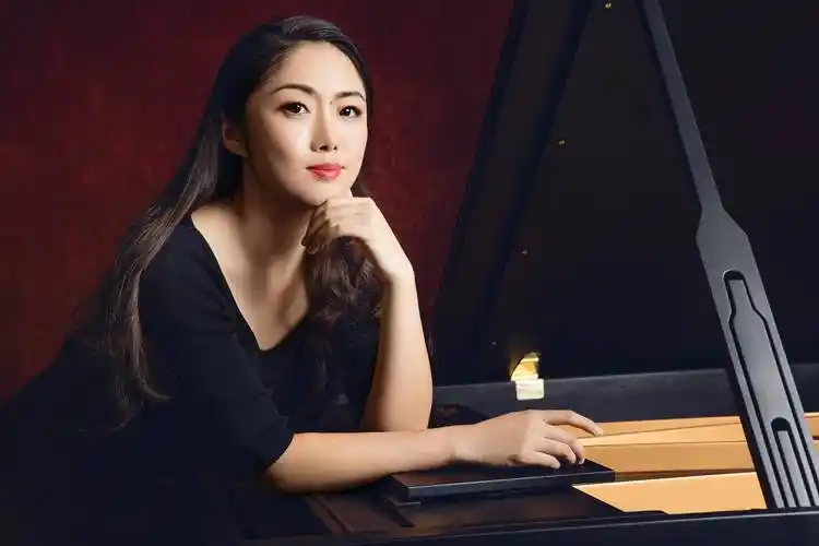 既是美女钢琴家 也是穿搭女神_王晨_教学_时尚
