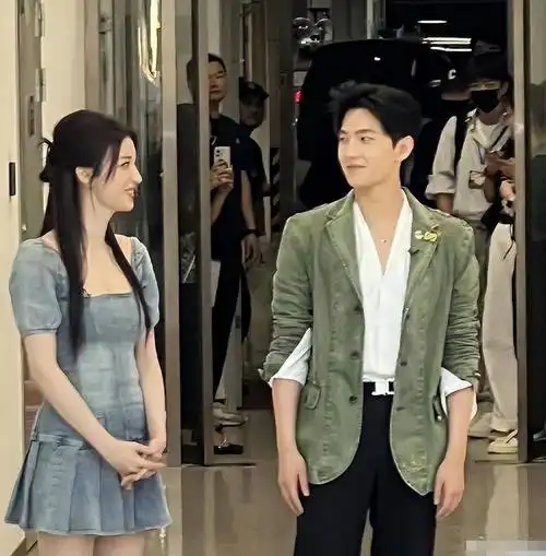 杨洋王楚然首合体营业眼神黏糊笑意忍不住依靠一起像新人宴客