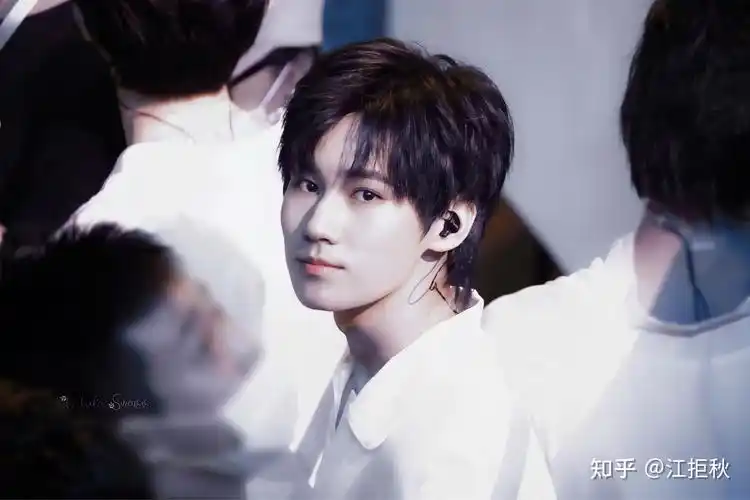有没有张真源好看的图片有点get不到他的颜但是感觉他好温柔