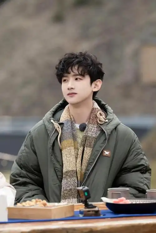 网友称偶遇白敬亭宋轶,巴黎吃饭随行的还有父母