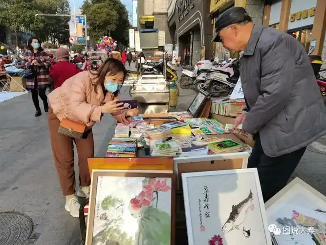 学艺不嫌晚,69岁自学画画一年,70岁摆摊卖画生意不错